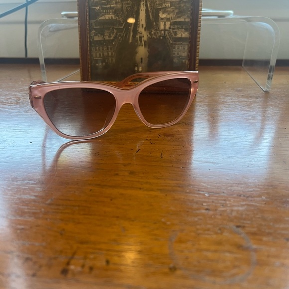 Beautiful sunglasses! - Picture 4 of 4